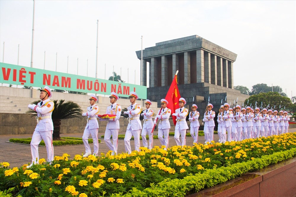 The ceremony is organized daily, regardless of weather